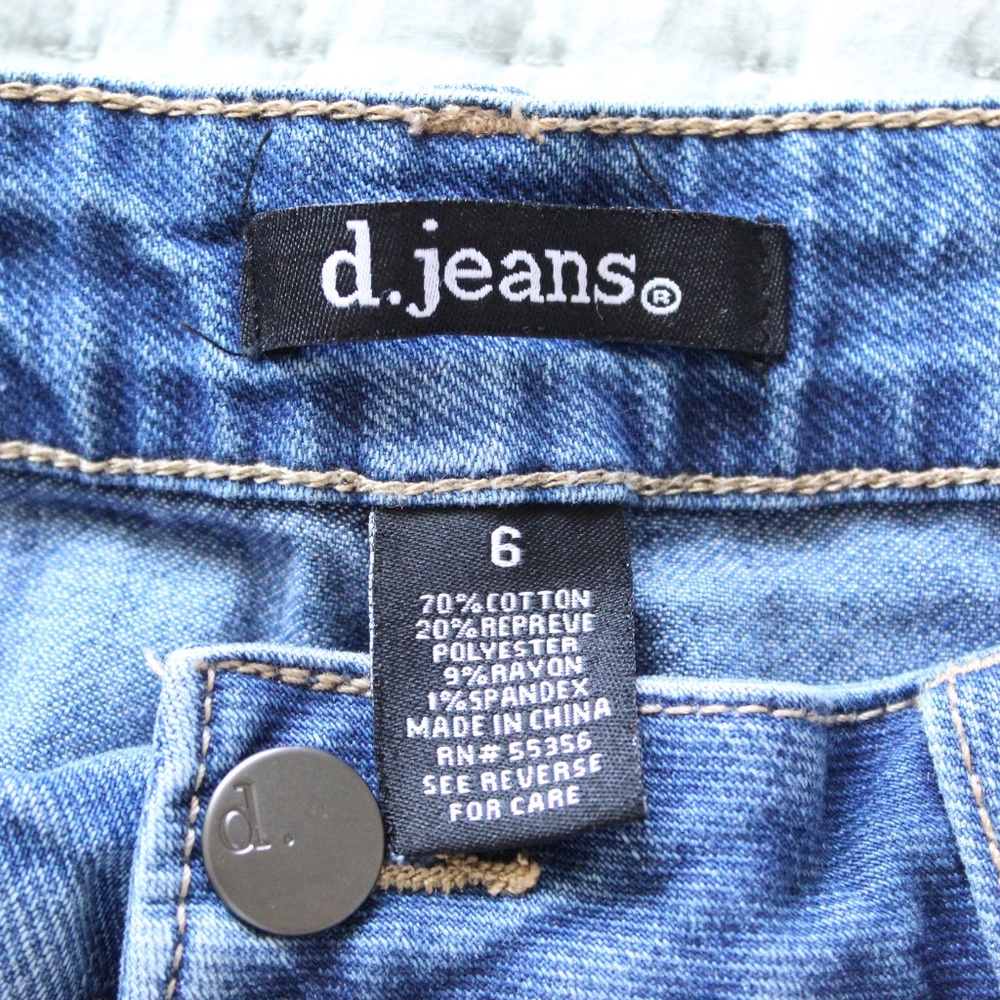 Medium Wash Pleat Front Mid-Length Denim Shorts - Picture 7 of 7